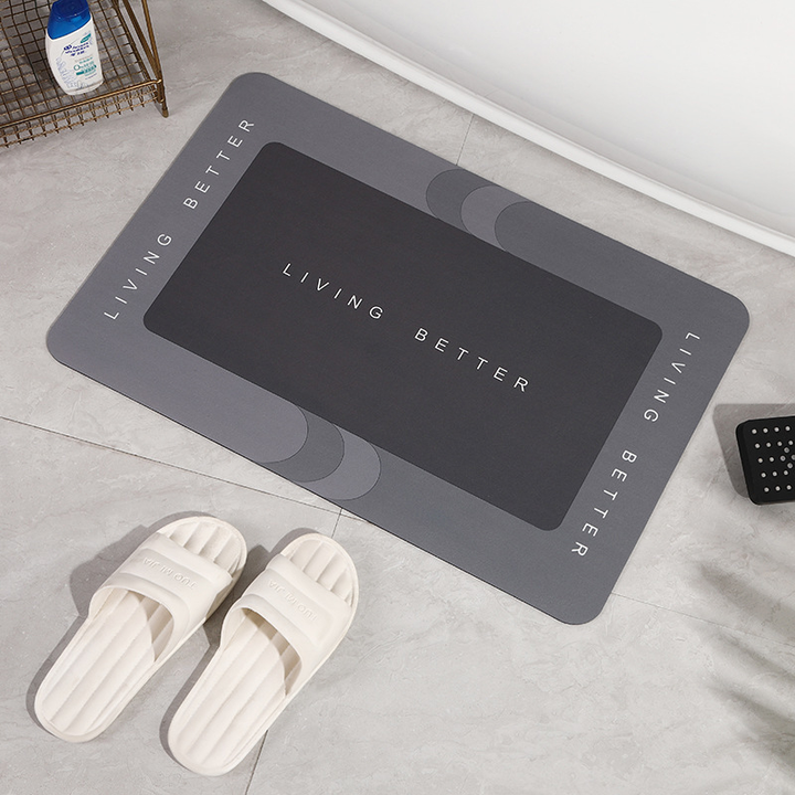Graue Badematte mit "Living Better" Schriftzug, rutschfest, rechteckig, Badezimmerdekor.