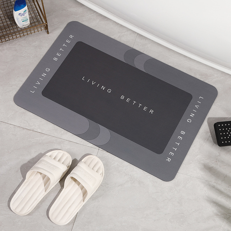 Graue Badematte mit "Living Better" Schriftzug, rutschfest, rechteckig, Badezimmerdekor.