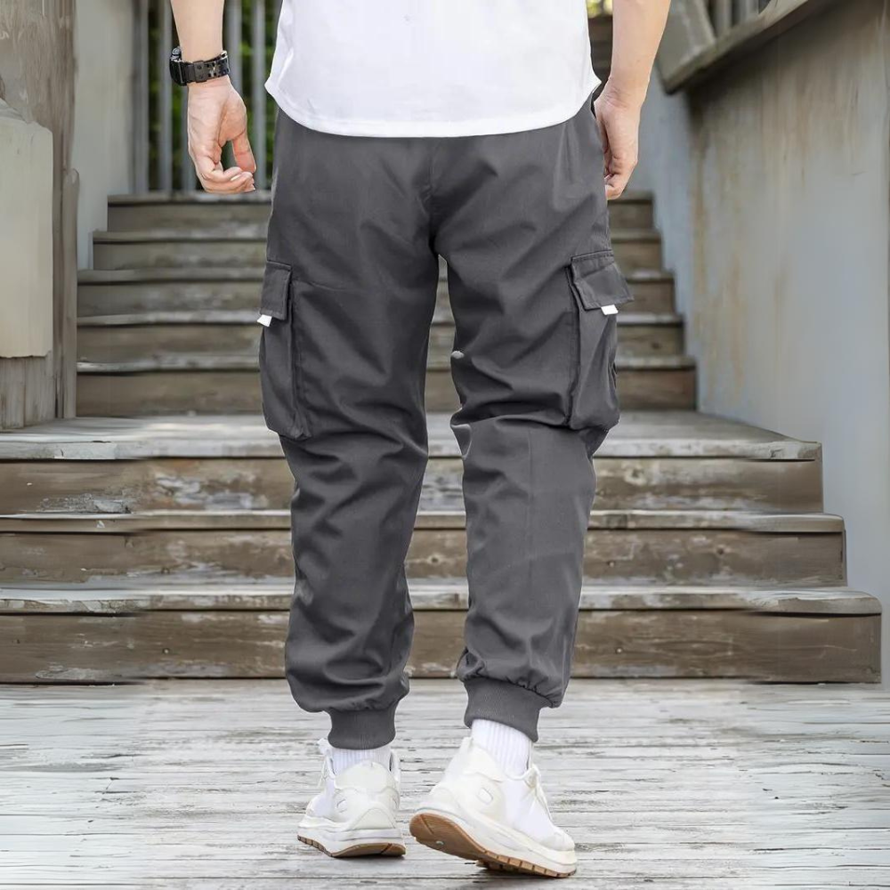 Graue Cargohose für Herren, lässig, mit Taschen, ideal für Outdoor-Aktivitäten.