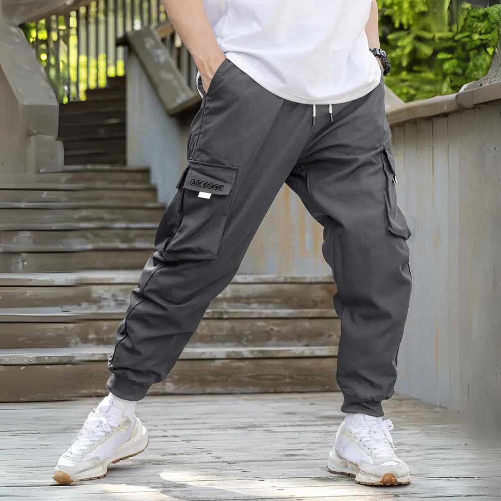 Graue Cargohose für Herren, lässig, mit Taschen, ideal für Freizeit und Outdoor-Aktivitäten.