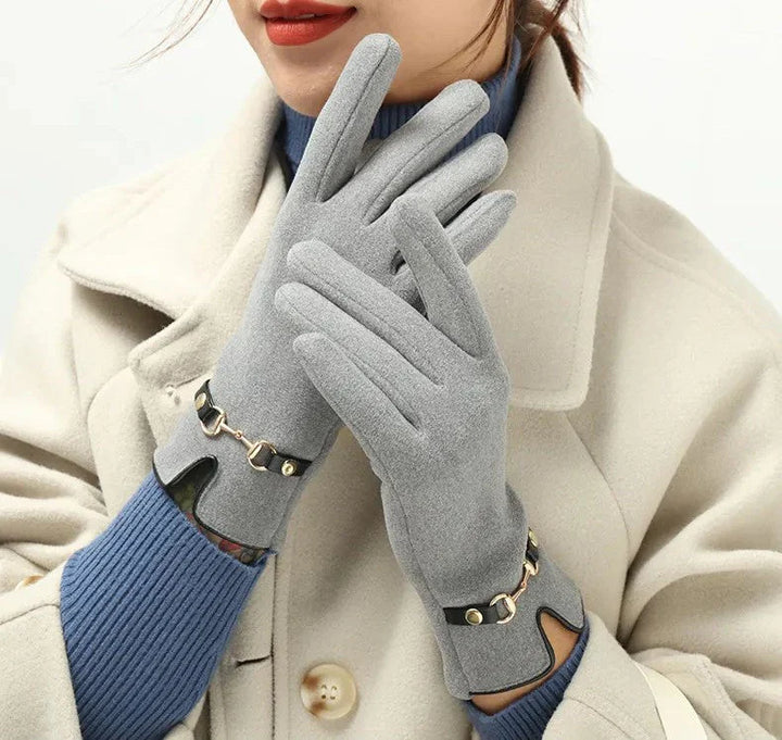 Damenhandschuhe aus grauem Wildleder mit goldenen Details, elegantes Winteraccessoire.