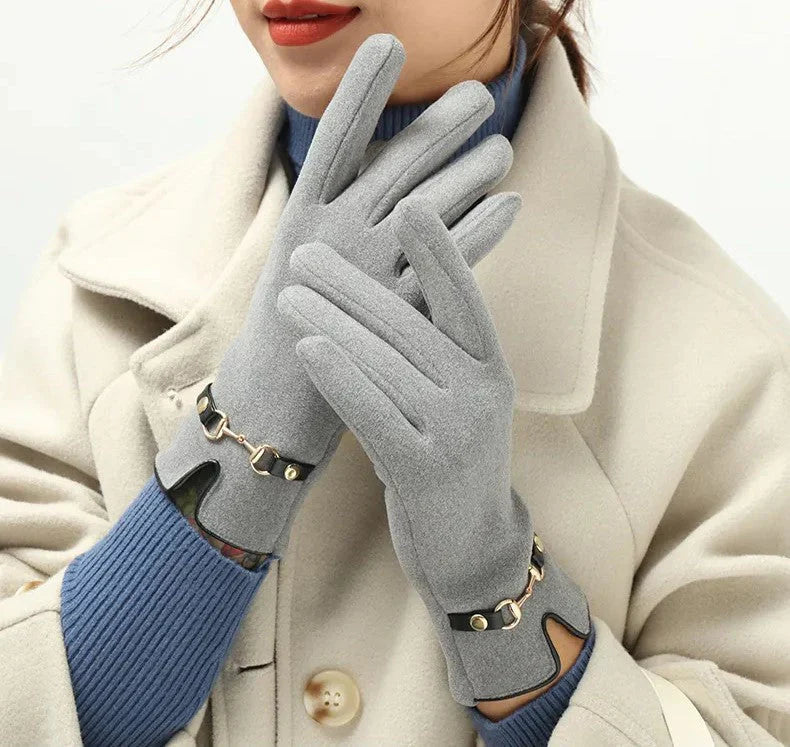 Damenhandschuhe aus grauem Wildleder mit goldenen Details, elegantes Winteraccessoire.