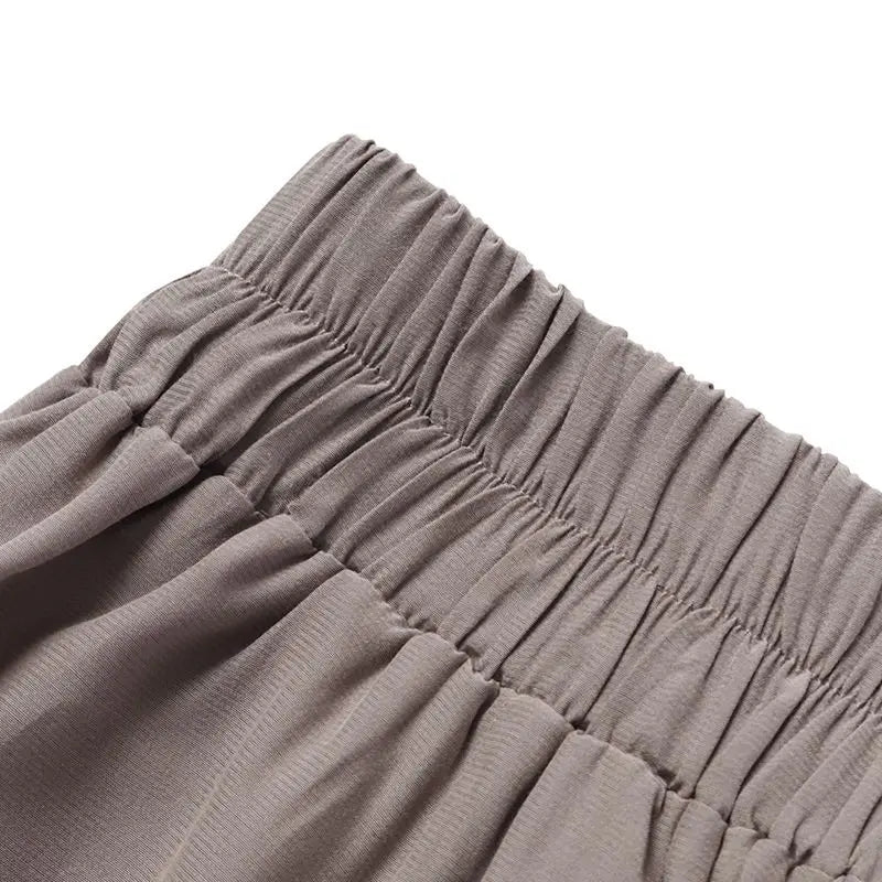 Beige Damenrock mit elastischem Bund, Falten, bequem, modisch, Freizeitkleidung.