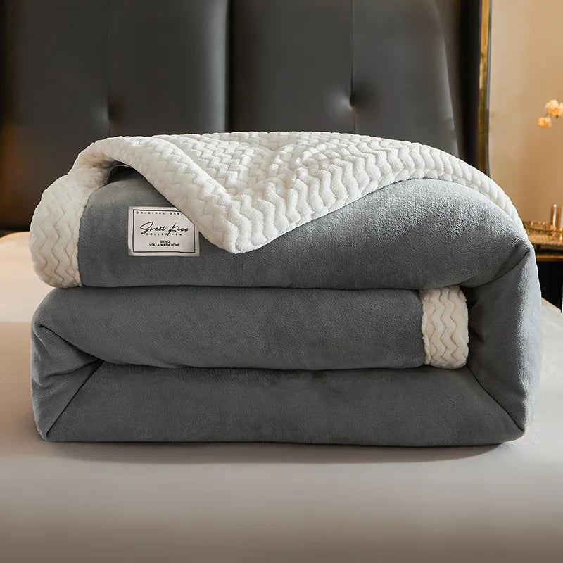 Graue Fleece-Decke mit weißem Zickzackmuster, weich, warm, ideal für Schlafzimmer.