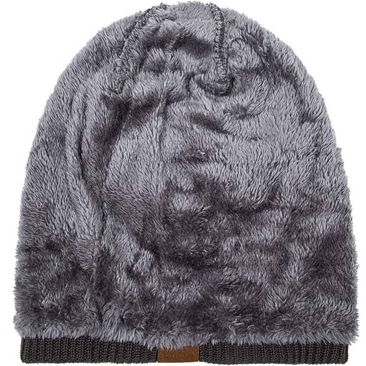 Graue, flauschige Wintermütze aus Kunstfell, warm und stilvoll für kalte Tage.