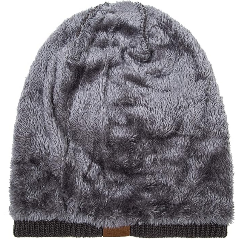 Graue, flauschige Wintermütze aus Kunstfell, warm und stilvoll für kalte Tage.