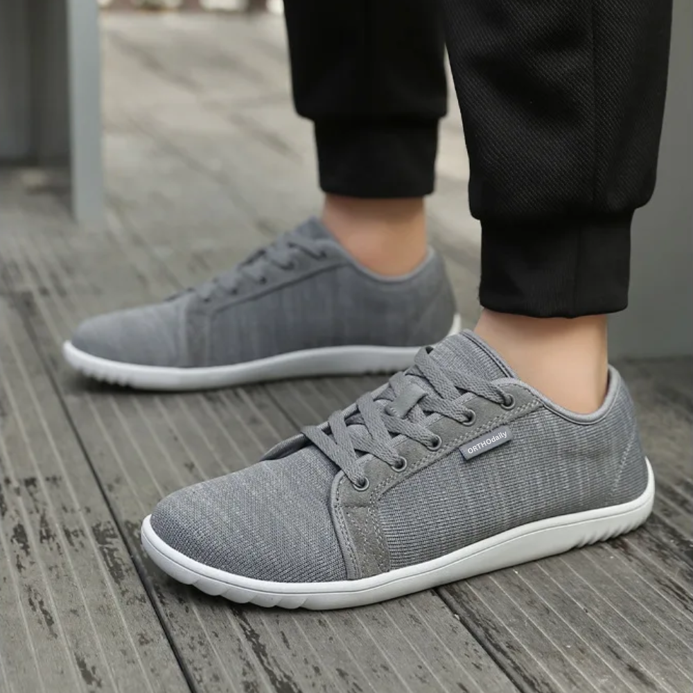 Graue Sneaker aus Stoff, unisex, mit weißer Sohle, ideal für Freizeit und Alltag.