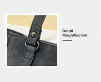 Graue Wildledertasche Detailansicht, Metallknopf, modisches Accessoire, hochwertige Verarbeitung.