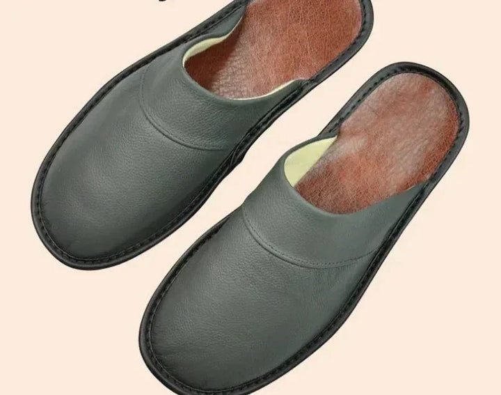 Graue Lederslipper für Herren, bequeme Hausschuhe, rutschfeste Sohle, elegantes Design.