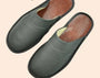 Graue Lederslipper für Herren, bequeme Hausschuhe, rutschfeste Sohle, elegantes Design.