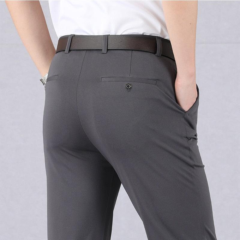 Graue Herren-Stretchhose, elegant, mit schwarzem Gürtel, ideal für Business- oder Freizeitkleidung.