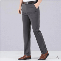 Graue Herren-Stretchhose, elegant, mit braunem Gürtel und Schuhen, ideal für Business-Outfits.