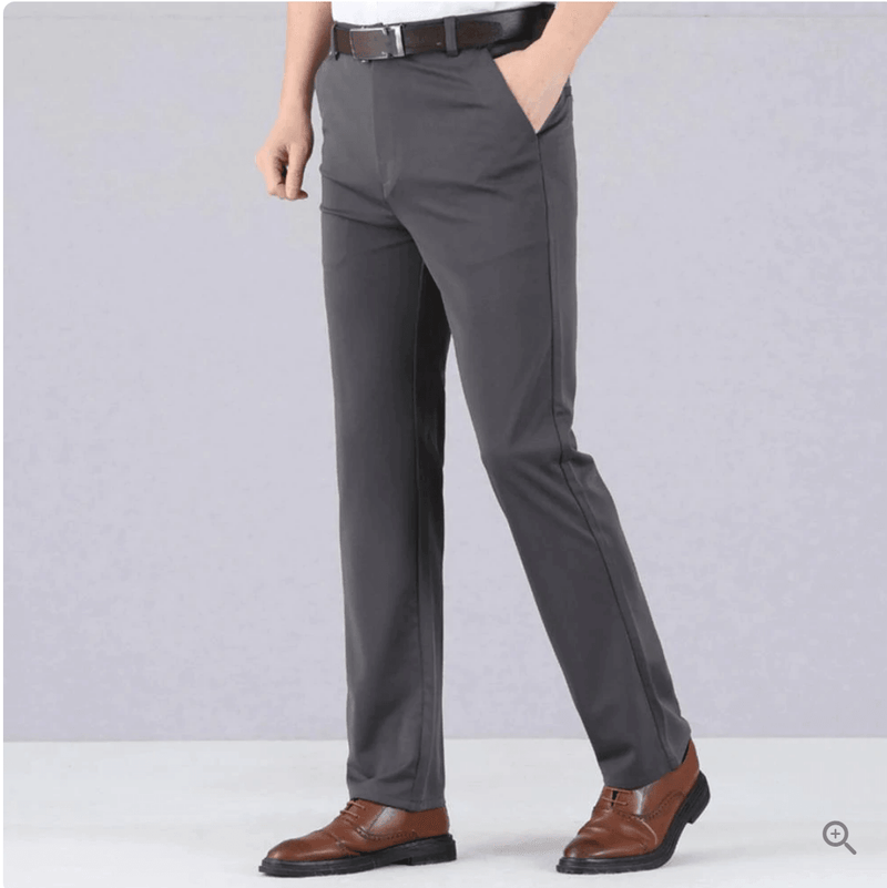 Graue Herren-Stretchhose, elegant, mit braunem Gürtel und Schuhen, ideal für Business-Outfits.