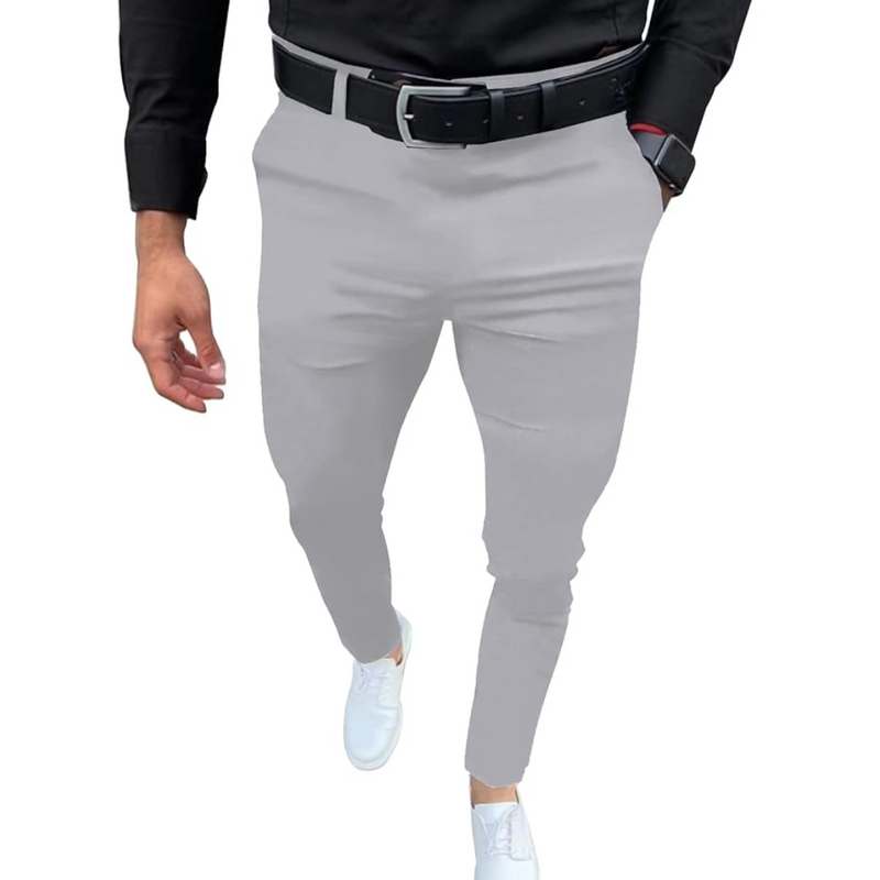 Mann in grauer Hose, schwarzem Hemd, weißem Sneaker, schwarzem Gürtel, Smartwatch.