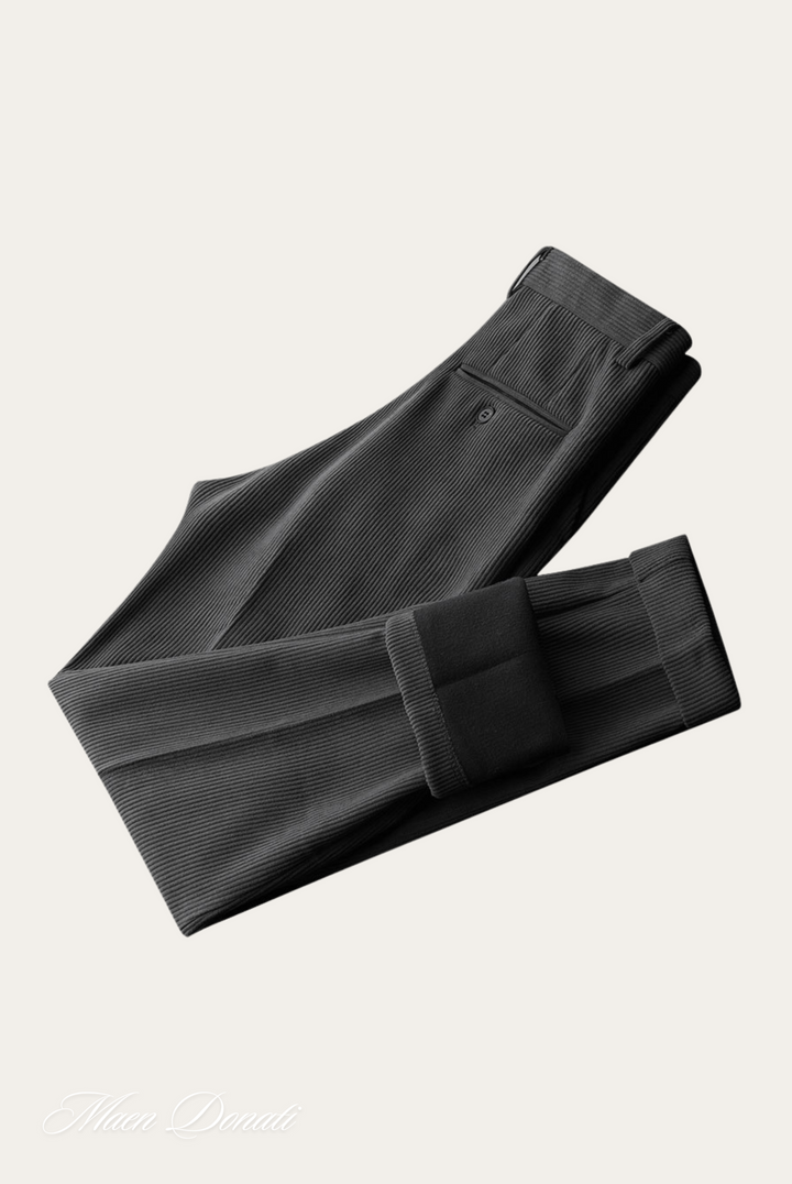 Graue Herrenanzughose, feine Streifen, elegantes Design, Businessmode, hochwertige Stoffqualität.