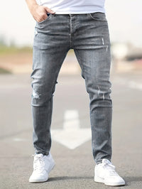Graue Jeans für Herren, Slim Fit, mit leichten Rissen, modisch, lässig, Straßenhintergrund.