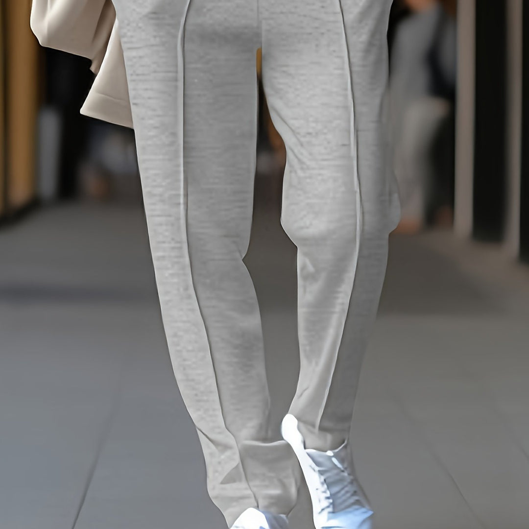 Graue Jogginghose aus Baumwolle, lässig, bequem, ideal für Freizeit, mit weißen Sneakern.