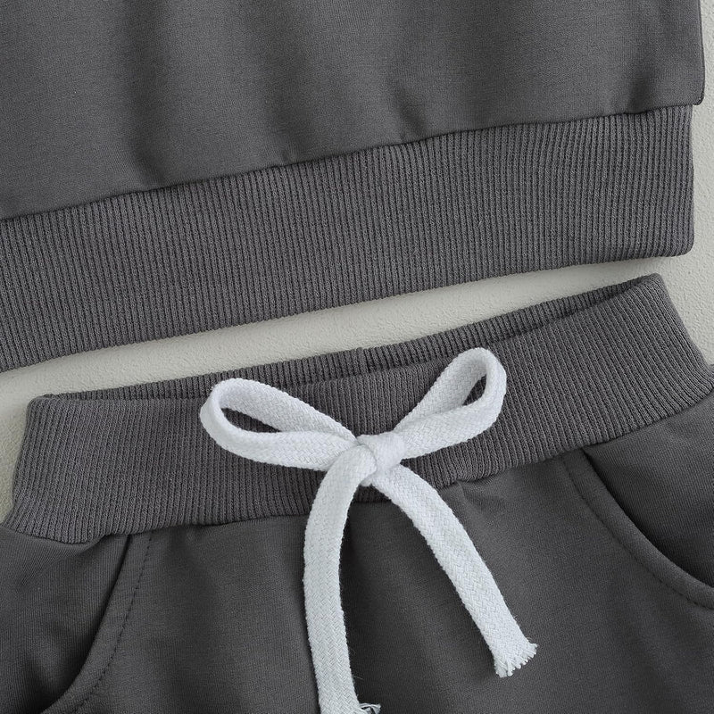 Graues Kinder-Sweatshirt und Jogginghose-Set mit weißer Kordel, Baumwolle, bequem.