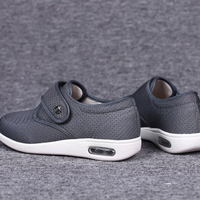 Graue orthopädische Schuhe mit Klettverschluss, atmungsaktiv, rutschfest, bequem.