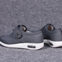 Graue orthopädische Schuhe mit Klettverschluss, atmungsaktiv, rutschfest, bequem.