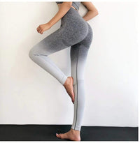 Graue nahtlose Sportleggings, figurbetont, Damenmode, Fitnessbekleidung, elastisch.
