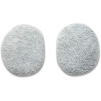 Zwei runde, weiße, flauschige Polster, Reinigungspads aus Mikrofaser für Gesichtspflege.