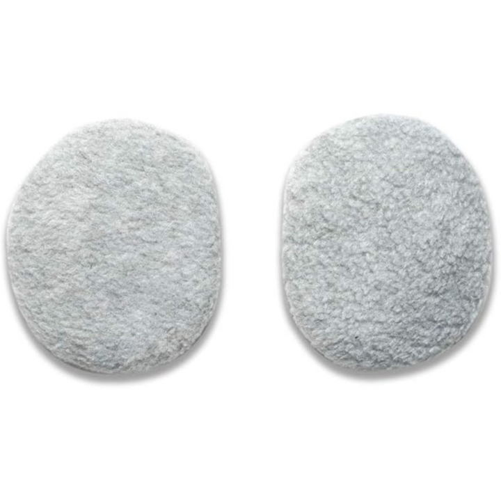 Zwei runde, weiße, flauschige Polster, Reinigungspads aus Mikrofaser für Gesichtspflege.