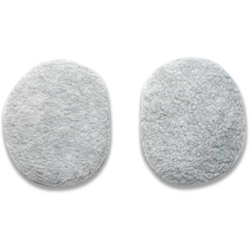 Zwei runde, weiße, flauschige Polster, Reinigungspads aus Mikrofaser für Gesichtspflege.