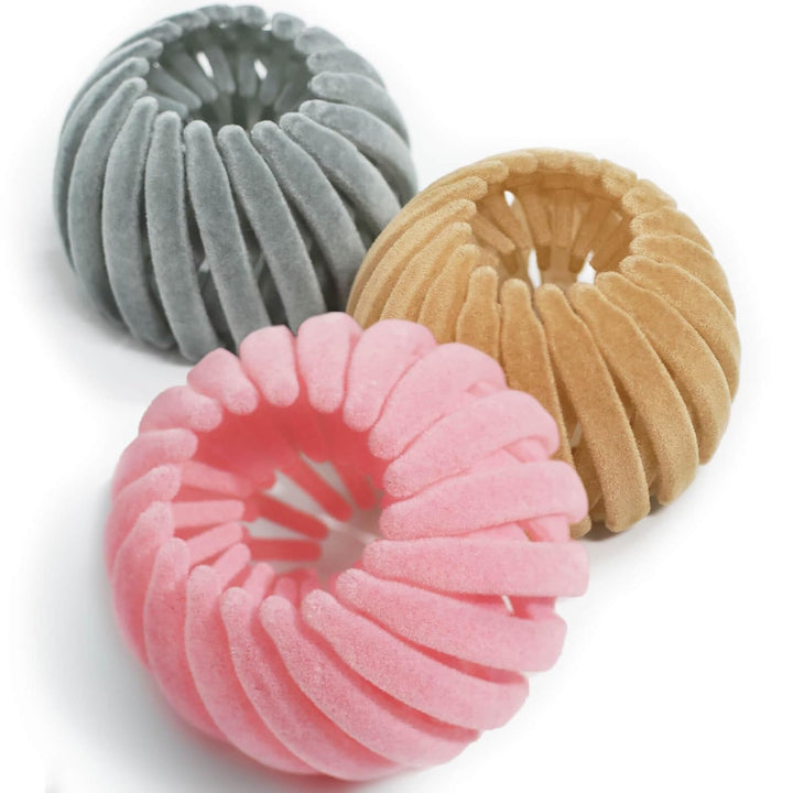 Drei bunte, weiche Haargummis aus Samt in Grau, Beige und Rosa für Damenfrisuren.