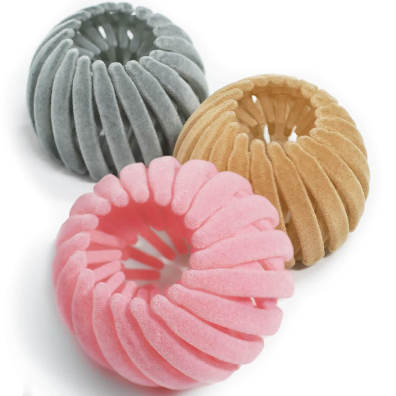 Drei bunte, weiche Haargummis aus Samt in Grau, Beige und Rosa für Damenfrisuren.