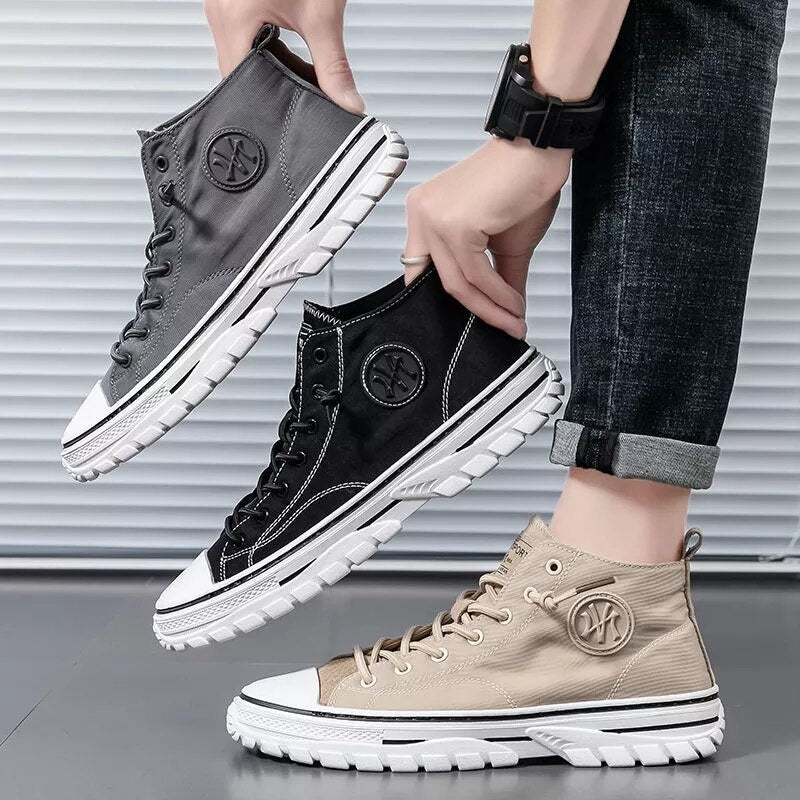 Drei Paar High-Top-Sneaker in Grau, Schwarz und Beige, sportlich, modisch, Unisex-Schuhe.