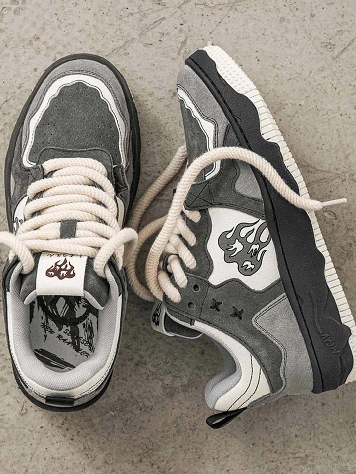Graue Vintage-Sneaker mit Flammenmuster, Skate-Schuhe, lässig, Unisex, Wildleder, Gummisohle.