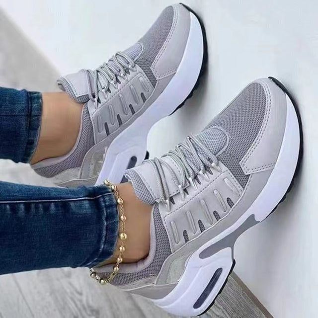 Graue Damen-Sneaker, atmungsaktiv, sportlich, mit weißer Sohle, ideal für Freizeit und Fitness.