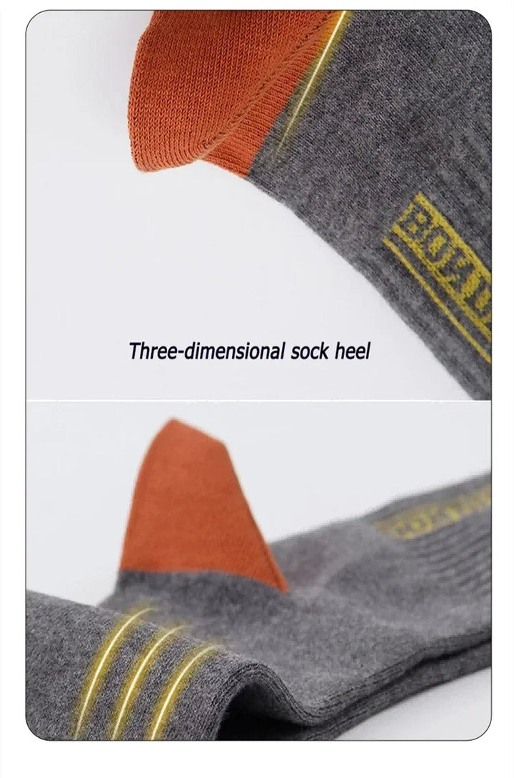 Graue Sportsocken mit dreidimensionaler Ferse, orange Akzente, atmungsaktiv, bequem.