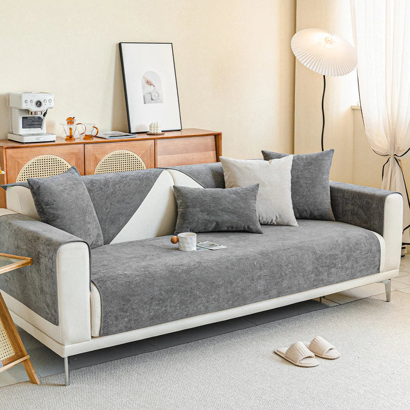 Graues Sofa mit Kissen, modernes Wohnzimmer, skandinavisches Design, helle Einrichtung.