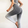 Graue nahtlose Sportleggings für Damen, figurformend, elastisch, Fitnessmode.