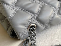 Graue gesteppte Handtasche mit Kettenriemen, Lederoptik, modisches Accessoire.