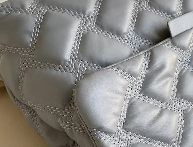 Graue gesteppte Ledertasche, quadratisches Muster, modisches Accessoire, Damenmode.