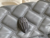 Graue gesteppte Ledertasche mit Igelverschluss, modisches Accessoire, Damenhandtasche.