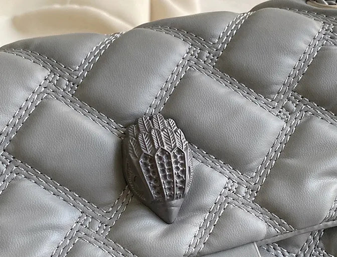 Graue gesteppte Ledertasche mit Igelverschluss, modisches Accessoire, Damenhandtasche.