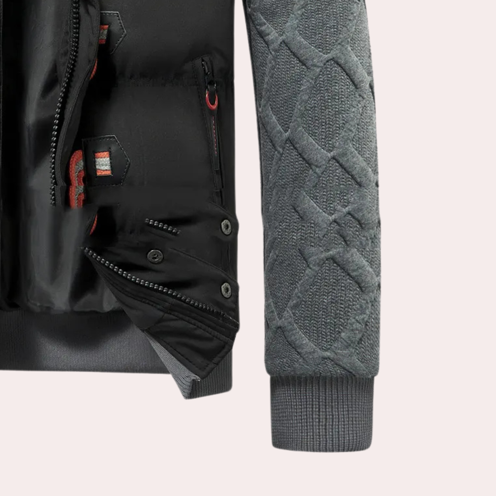 Graue Strickjacke mit schwarzer Steppweste, Reißverschluss, Knöpfen, modisch, warm.