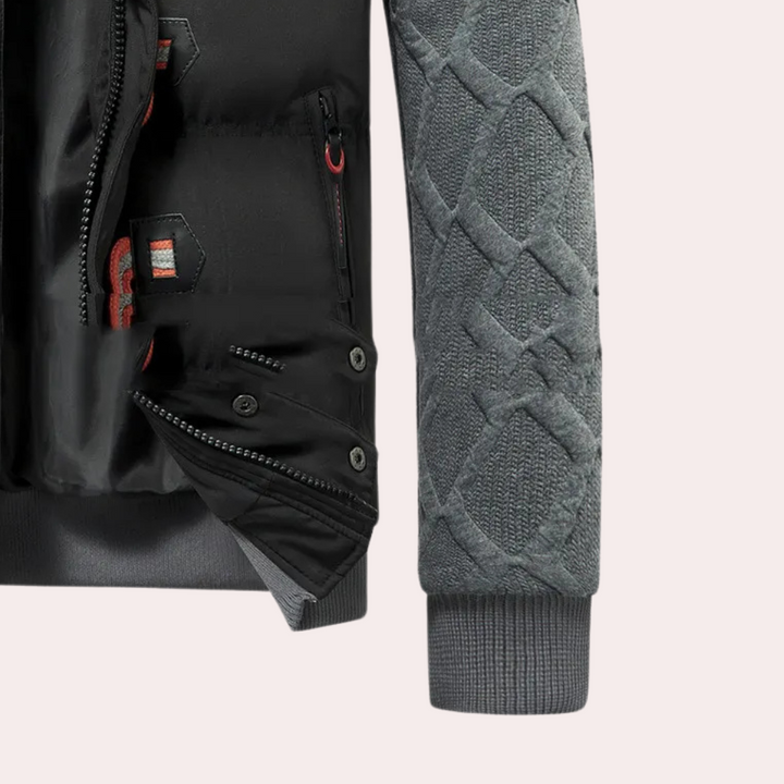 Graue Strickjacke mit schwarzer Steppweste, Reißverschluss, Knöpfen, modisch, warm.