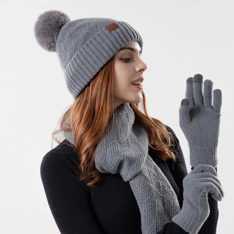 Frau mit grauem Strickmütze, Schal und Handschuhen aus Wolle, Wintermode Accessoires.