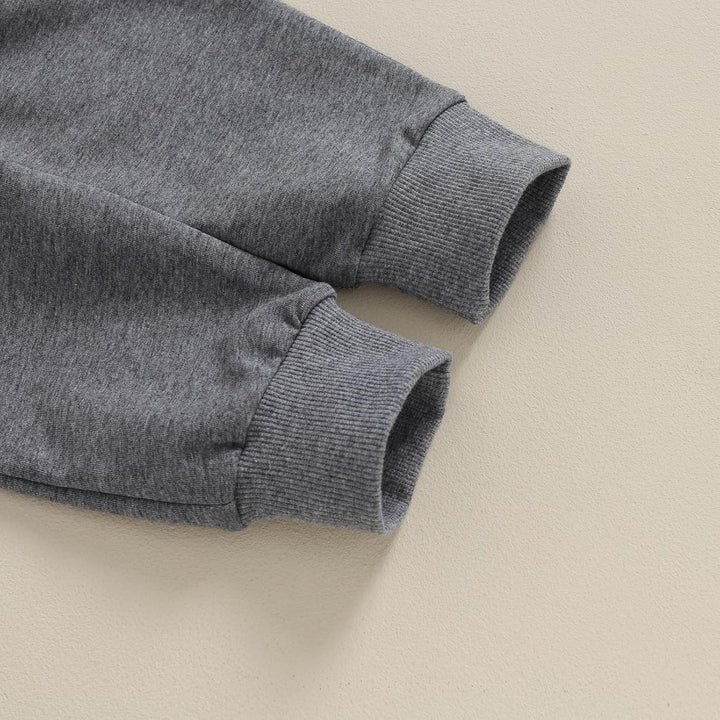 Grauer Baumwollpullover Ärmel, Rippbündchen, weiches Material, modisch, bequem.