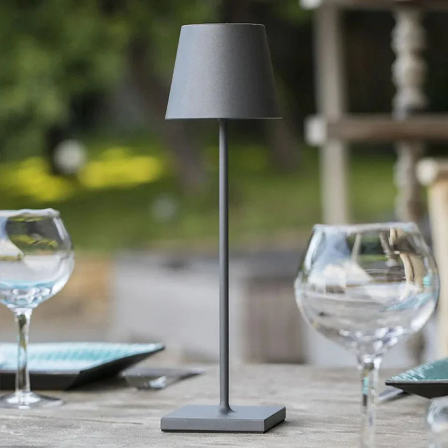 Graue Tischlampe aus Metall, modern, schlankes Design, ideal für Esszimmer oder Garten.