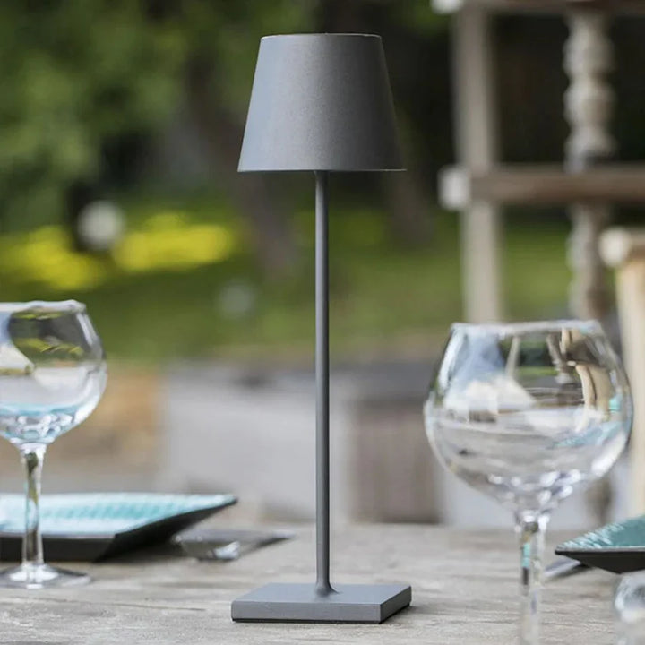 Graue Tischlampe aus Metall, modern, schlankes Design, ideal für Esszimmer oder Garten.