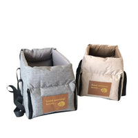 Zwei tragbare, graue und beige Hundetragetaschen mit Schulterriemen und Aufschrift.