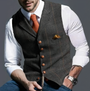 Mann in grauer Weste mit orangefarbener Krawatte und Einstecktuch, eleganter Herrenstil.