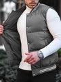 Mann in grauer Steppweste und weißem Pullover, modisch, urbaner Stil, Herrenmode.
