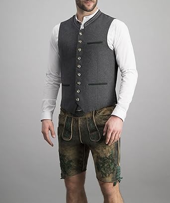 Mann in grauer Trachtenweste und brauner Lederhose, traditionelles bayerisches Outfit.